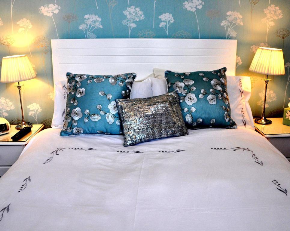 Hotel Balincourt Bournemouth Habitación foto A bed with cushions