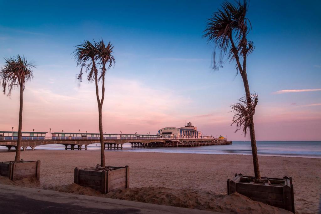 Hotel Balincourt Bournemouth Exterior foto The beach at the end of the boardwalk