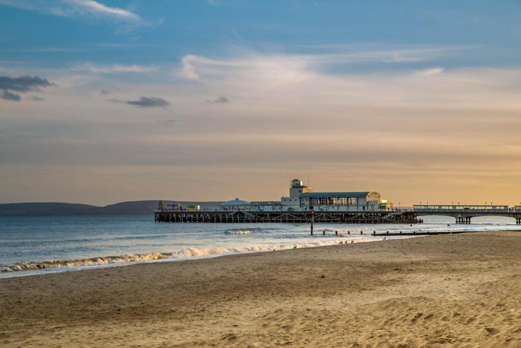 Hotel Balincourt Bournemouth Exterior foto The pier at sunset